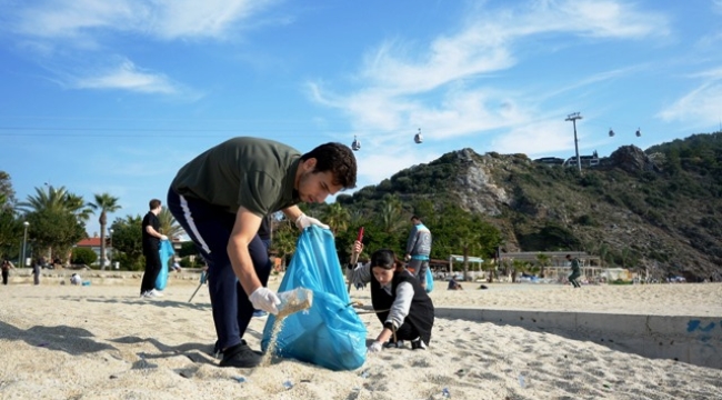 Alanya Belediyesi ve ALKÜ iş birliğinde sahiller temizleniyor