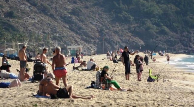 Alanya kışa meydan okumaya devam ediyor