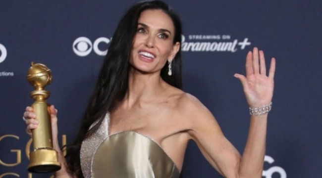 Altın Küre kazanan 62 yaşındaki Demi Moore, hem filmin konusu hem de performansıyla gündemde