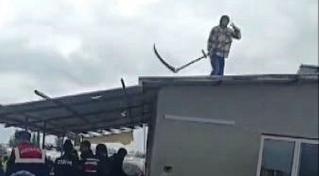 Elinde tırpanla çatıya çıkıp evini yıktırmamak için direndi
