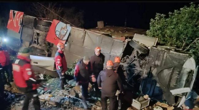 Gazipaşa ilçesinde Adıyaman'a gitmekte olan yolcu otobüsü şarampole devrildi. 