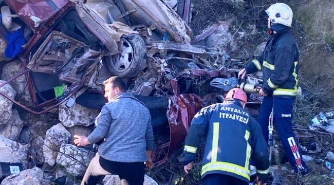 İstinat duvarına çarpan otomobil hurdaya döndü, sürücü güçlükle kurtarıldı