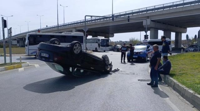 Alanya-Antalya D-400 Karayolu'nda refüj bordürüne çarptı, yolun ortasına devrildi