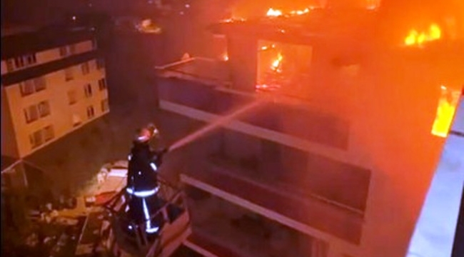 Alanya'da 5 katlı binanın çatı katında yangın çıktı 