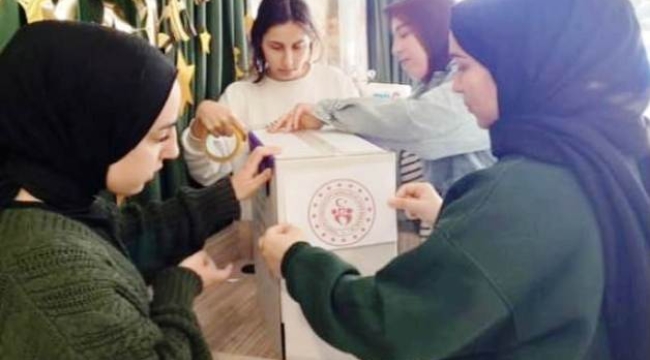 Alanya'da iyilik köşesi oluşturup ihtiyaç sahiplerini sevindirdiler