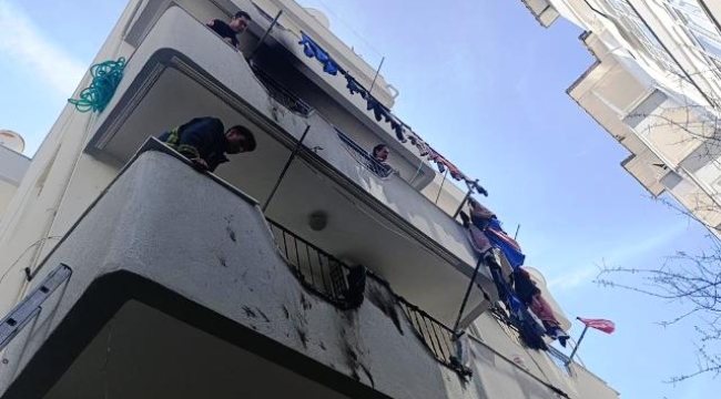 Apartmanın balkonunda çıkan yangını bina sakinleri söndürdü