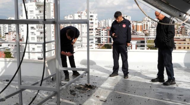 Bir anda düşen yıldırım bomba gibi patladı, apartmanda delik açıldı