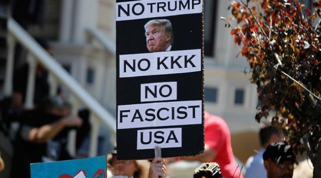 ABD'nin birçok kentinde on binlerce kişi, Başkan Donald Trump ve yönetimini protesto etti.