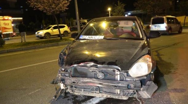 Alanya'da aydınlatma direğine çarpan sürücü yaralandı