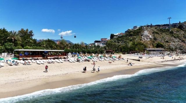 Alanya'da güneşi gören sahile koştu
