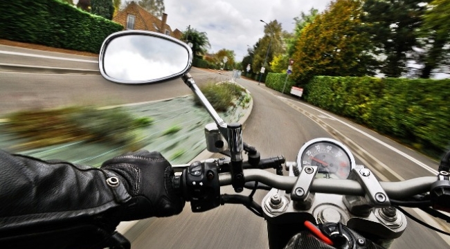 Alanya'da motosikletten düşen sürücü yaşam savaşı veriyor