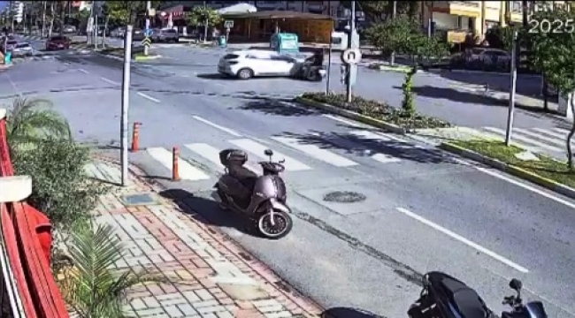 Alanya'da otomobil ile motosikletin çarpıştığı kaza anı kamerada