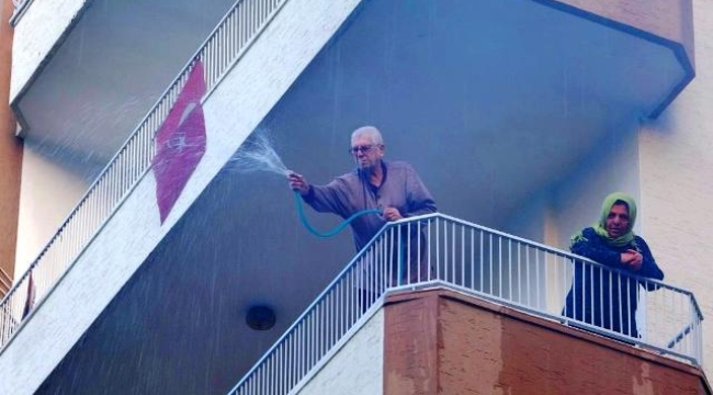 Alev alev yanan kamyonete balkonlardan hortumla müdahale ettiler
