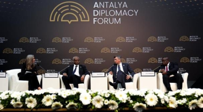 Antalya Diplomasi Forumu'nda, Ayrışan Dünyada Diplomasiyi Sahiplenmek paneli düzenlendi